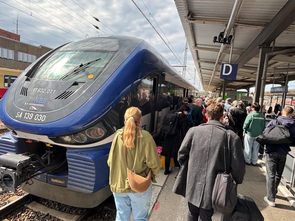 „Nicht ohne meinen Angelhocker“: Pendler kämpfen mit Klappstühlen gegen Bahn-Chaos