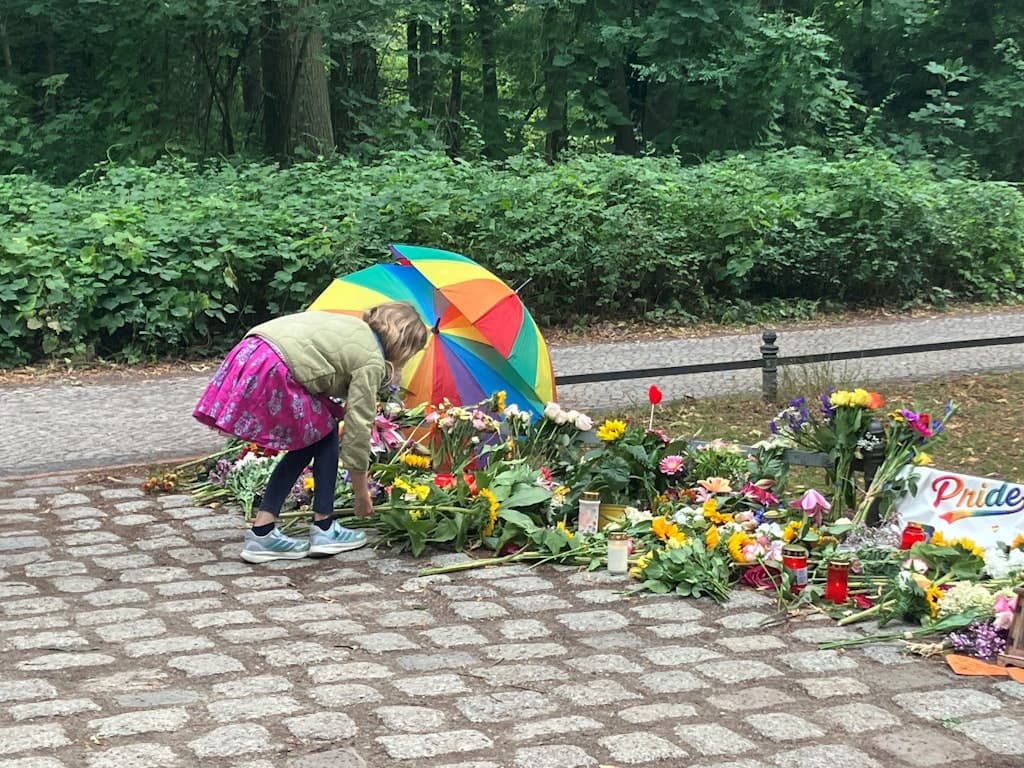 „Wir kamen zum Feiern und gehen in ewiger Trauer“: Berlin trauert am Tatort im Tiergarten